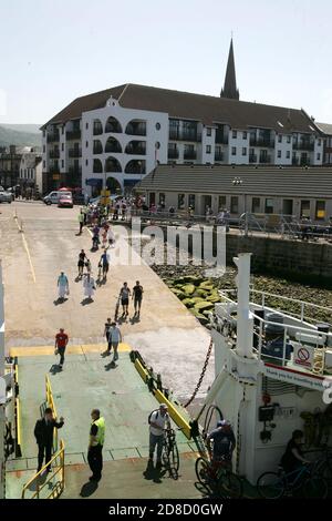 Largs, North Ayrshire, Scozia, Regno Unito. Il servizio di traghetto Caledonian McBrayne (Cal Mac) tra Largs e Great Cumbrae Island (Millport). I passeggeri a piedi salpano a bordo del traghetto dallo scivolo Foto Stock