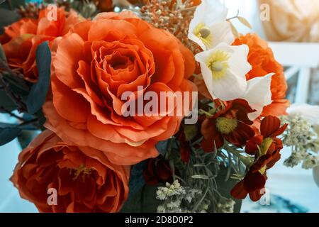 bouquet colorato di fiori artificiali in tessuto, rose finte rosse Foto