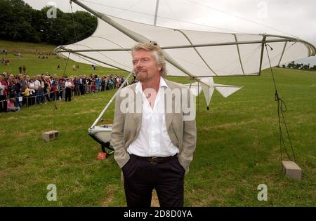 Richard Branson accanto a una replica del velista di Sir George Cayley, prima di ricreare il volo del 1853, a Brompton, vicino a Scarborough, North Yorkshire. Foto Stock
