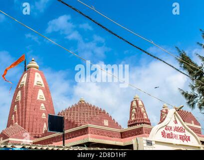 Grande statua shiv. Nageshvara è uno dei templi menzionati nella Shiva Purana ed è uno dei dodici Jyotirlingas. Foto Stock