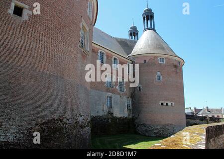 castello medievale in mattoni a saint-fargeau in borgogna (francia) Foto Stock