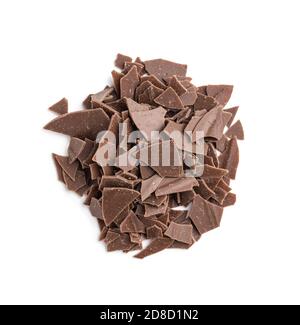 Cioccolato fondente grattugiato. I fiocchi di cioccolato isolano a su sfondo bianco. Foto Stock