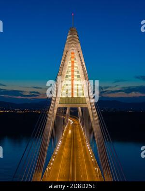 Budapest, Ungheria - Vista aerea del bellissimo ponte Megyeri illuminato sul Danubio ad ora blu. Foto Stock