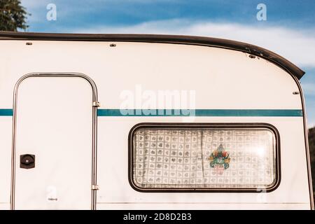 Primo piano di un rimorchio da campeggio bianco parcheggiato all'aperto Foto Stock