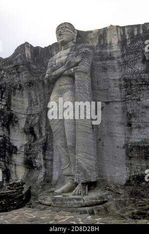 Il Gal Vihara (noto anche come Gal Viharaya), un tempio roccioso del Buddha situato nell'antica città in rovina di Polonnaruwa, Sri Lanka. Foto Stock