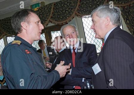 Immagine del file del 10 marzo 2008 dell'ex rugby del Galles e dei Lions britannici JJ Williams (al centro) che è scomparso all'età di 72 anni. Lui Foto Stock