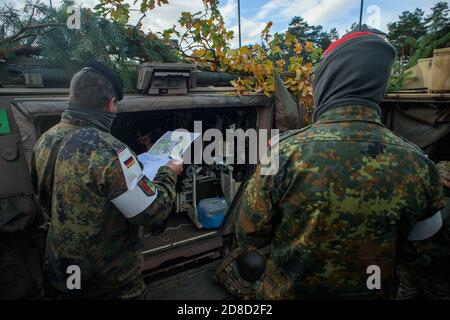 29 ottobre 2020, Sassonia-Anhalt, Letzlingen: Gli ufficiali si trovano al posto di comando per il centro di addestramento al combattimento dell'area di addestramento militare di Altmark e guidano la manovra. Attualmente si sta svolgendo l'esercizio "Heidesturm 2020", dove 800 soldati del Panzerlehrbataillon 93 della bassa Sassonia stanno addestrando il combattimento. Un totale di circa 1100 soldati si trovano nel centro di addestramento al combattimento. L'esercizio continuerà fino all'inizio di novembre. In gennaio, il Panzerlehrbataillon 93 si trasferirà in Lituania come parte della missione NATO "Enhanced Forward Presence". Là il b Foto Stock