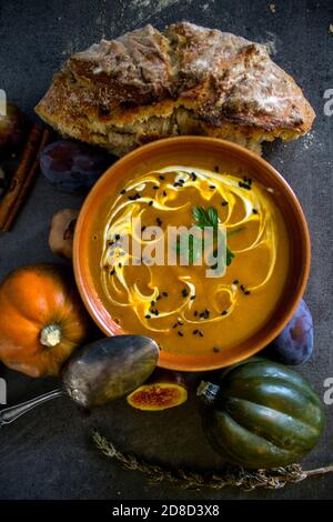 Zuppa di zucca in una ciotola. Ricevute autunnali. Concetto di alimentazione sana. Idee del menu di ringraziamento. Foto Stock