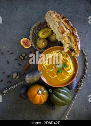 Zuppa di zucca in una ciotola. Ricevute autunnali. Concetto di alimentazione sana. Idee del menu di ringraziamento. Foto Stock