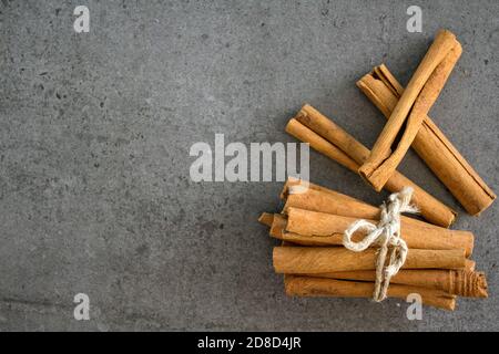 Cinnamon sticks vista dall'alto foto. Sfondo grigio scuro. Spazio di copia. Foto Stock