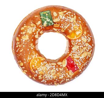 Torta di frutta di Natale isolata su sfondo bianco. Torta Epifania Roscon de Reyes vista dall'alto Foto Stock