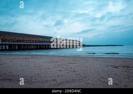 Empty Beach di Walton Pier a Dusk, Walton-on-the-Naze, Essex, Inghilterra - 15 agosto 2020 Foto Stock