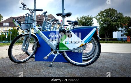 Raunschweig, Germania, 27 agosto 2020: Noleggio biciclette presso una stazione di noleggio, per la protezione della terra contro i cambiamenti climatici e per gli sportivi Foto Stock