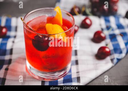 Cocktail vecchio stile con ciliegia e buccia d'arancia. Messa a fuoco selettiva. Foto Stock