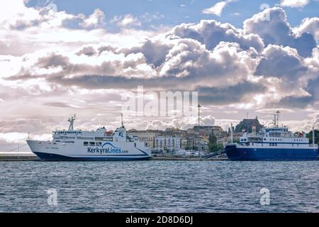 Isola di Corfù/Grecia - 4 maggio 2019: Vista sul bellissimo porto di Kerkyra - mare calmo, yacht bianchi e barche da crociera, cielo blu con nuvole e montagne sulla th Foto Stock