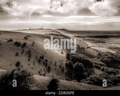 Devil's Dyke, Sussex, con fulmine in lontananza, in seppia Foto Stock