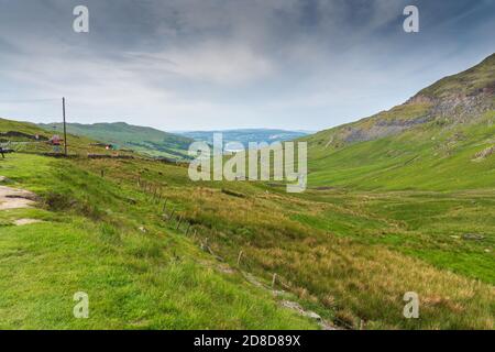 Vista dal Kirkstone Pass Inn Bar verso i laghi nel Lake District, Inghilterra. Foto Stock