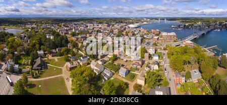 Centro storico di Portsmouth e lungomare del fiume Piscataqua con vista aerea panoramica sul Memorial Bridge, New Hampshire, New Hampshire, New Hampshire, USA. Foto Stock