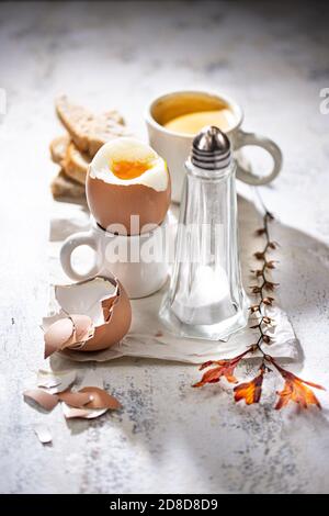 Uova sode con caffè. Deliziosa colazione. Cibo sano e drink. Stile country. Foto Stock