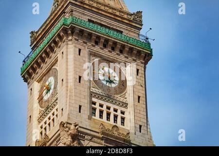 Chiusura della torre dell'orologio nell'edificio del centro di Boston, Massachusetts, USA Foto Stock