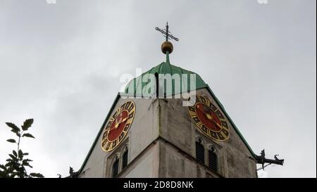 Torre medievale della chiesa dalla prospettiva della rana Foto Stock