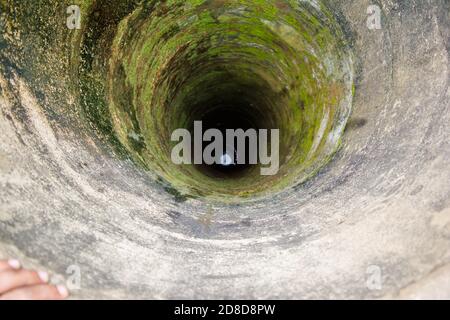 Acqua secca vecchia bene per l'acqua, all'interno del pozzo Foto Stock