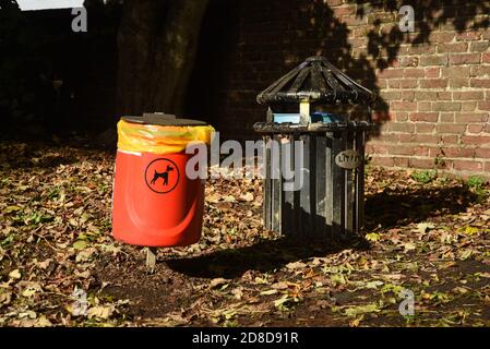 cestino di spreco del cane e bidone della lettiera in un parco Foto Stock