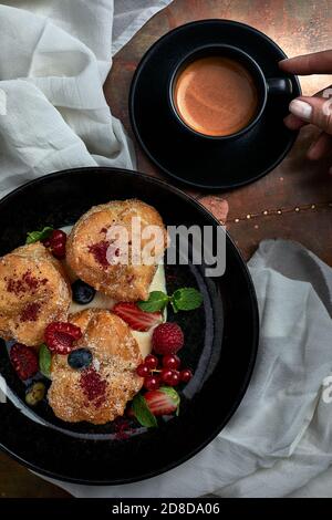 Fritelle dolci tradizionali per la colazione a Venezia. Dolci italiani Foto Stock