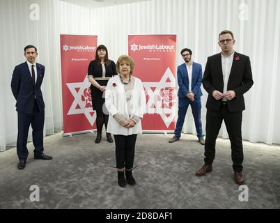 (Fila posteriore da sinistra a destra) il presidente Mike Katz, Ruth Smeeth, l'ufficiale delle campagne Adam Langleben, (prima fila) Margaret Hodge e il segretario nazionale Peter Mason, durante una conferenza stampa del movimento laburista ebraico presso gli uffici di Mishcon de Reya a Londra, A seguito della pubblicazione del rapporto antisemitismo smorzante da parte della Commissione per la parità e i diritti umani (EHRC). Foto Stock