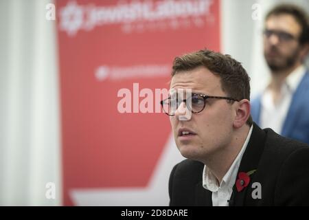 Peter Mason durante una conferenza stampa del movimento laburista ebraico presso la sede di Mishcon de Reya a Londra, dopo la pubblicazione di un rapporto antisemitismo dannosa da parte della Commissione per l'uguaglianza e i diritti umani (EHRC). Foto Stock