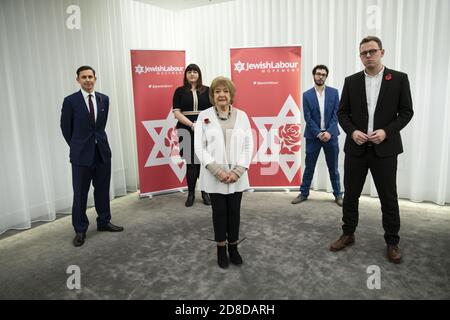 (Fila posteriore da sinistra a destra) il presidente Mike Katz, Ruth Smeeth, l'ufficiale delle campagne Adam Langleben, (prima fila) Margaret Hodge e il segretario nazionale Peter Mason, durante una conferenza stampa del movimento laburista ebraico presso gli uffici di Mishcon de Reya a Londra, A seguito della pubblicazione del rapporto antisemitismo smorzante da parte della Commissione per la parità e i diritti umani (EHRC). Foto Stock