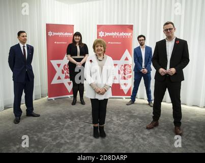 (Fila posteriore da sinistra a destra) il presidente Mike Katz, Ruth Smeeth, l'ufficiale delle campagne Adam Langleben, (prima fila) Margaret Hodge e il segretario nazionale Peter Mason, durante una conferenza stampa del movimento laburista ebraico presso gli uffici di Mishcon de Reya a Londra, A seguito della pubblicazione del rapporto antisemitismo smorzante da parte della Commissione per la parità e i diritti umani (EHRC). Foto Stock