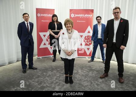 (Fila posteriore da sinistra a destra) il presidente Mike Katz, Ruth Smeeth, l'ufficiale delle campagne Adam Langleben, (prima fila) Margaret Hodge e il segretario nazionale Peter Mason, durante una conferenza stampa del movimento laburista ebraico presso gli uffici di Mishcon de Reya a Londra, A seguito della pubblicazione del rapporto antisemitismo smorzante da parte della Commissione per la parità e i diritti umani (EHRC). Foto Stock