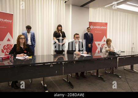 (Fila posteriore da sinistra a destra) Campaigns Officer Adam Langleben, Ruth Smeeth, Chair Mike Katz, (prima fila da sinistra a destra) Katy Colton, Segretario Nazionale Peter Mason e Margaret Hodge, durante una conferenza stampa del movimento laburista ebraico presso gli uffici di Mishcon de Reya a Londra, A seguito della pubblicazione del rapporto antisemitismo smorzante da parte della Commissione per la parità e i diritti umani (EHRC). Foto Stock