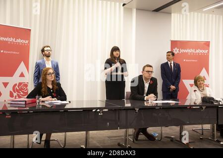 (Fila posteriore da sinistra a destra) Campaigns Officer Adam Langleben, Ruth Smeeth, Chair Mike Katz, (prima fila da sinistra a destra) Katy Colton, Segretario Nazionale Peter Mason e Margaret Hodge, durante una conferenza stampa del movimento laburista ebraico presso gli uffici di Mishcon de Reya a Londra, A seguito della pubblicazione del rapporto antisemitismo smorzante da parte della Commissione per la parità e i diritti umani (EHRC). Foto Stock