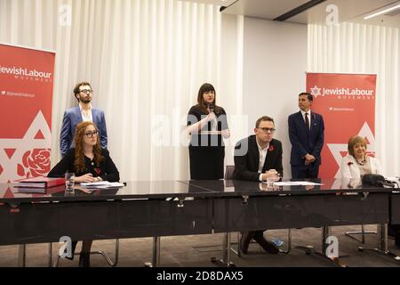 (Fila posteriore da sinistra a destra) Campaigns Officer Adam Langleben, Ruth Smeeth, Chair Mike Katz, (prima fila da sinistra a destra) Katy Colton, Segretario Nazionale Peter Mason e Margaret Hodge, durante una conferenza stampa del movimento laburista ebraico presso gli uffici di Mishcon de Reya a Londra, A seguito della pubblicazione del rapporto antisemitismo smorzante da parte della Commissione per la parità e i diritti umani (EHRC). Foto Stock