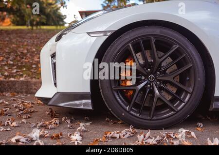 Vallines, Cantabria, Spagna - 23 ottobre 2020: White Nissan GT-R parcheggiato durante una mostra di veicoli super sportivi organizzata in Cantabria. Nissan G Foto Stock