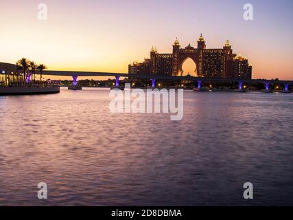 Atlantis, popolare hotel a cinque stelle a Dubai, Emirati Arabi Uniti di notte. La monorotaia che conduce all'hotel può essere vista anche nella foto. All'aperto. Foto Stock