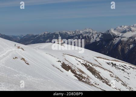 Lungern, Kanton Obwalden (OW)/ Svizzera - Febbraio 09 2020: In montagna nella zona di Lungern, vista verso chalet di montagna Berghaus Schoenbu Foto Stock