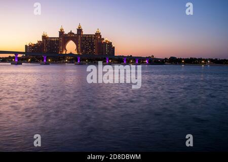 Atlantis, popolare hotel a cinque stelle a Dubai, Emirati Arabi Uniti di notte. La monorotaia che conduce all'hotel può essere vista anche nella foto. All'aperto. Foto Stock