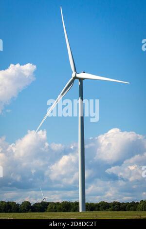 Una turbina eolica in un campo agricolo sull'isola di Amherst vicino a Stella, Ontario, lunedì 3 agosto 2020. Foto Stock