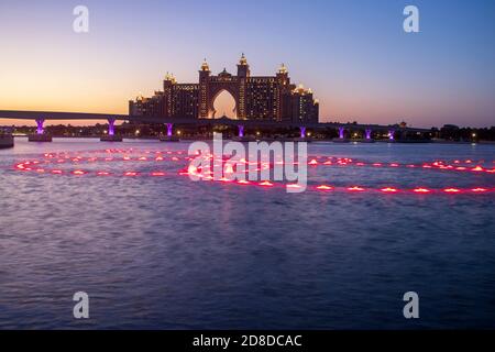 Atlantis, popolare hotel a cinque stelle a Dubai, Emirati Arabi Uniti di notte. La monorotaia che conduce all'hotel può essere vista anche nella foto. All'aperto. Foto Stock