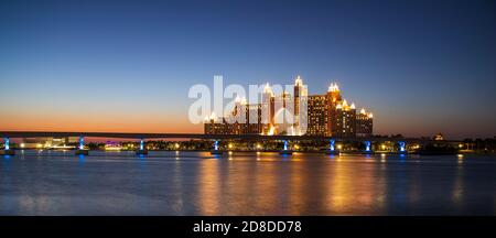 Atlantis, popolare hotel a cinque stelle a Dubai, Emirati Arabi Uniti di notte. La monorotaia che conduce all'hotel può essere vista anche nella foto. All'aperto. Foto Stock