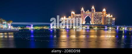 Atlantis, popolare hotel a cinque stelle a Dubai, Emirati Arabi Uniti di notte. La monorotaia che conduce all'hotel può essere vista anche nella foto. All'aperto. Foto Stock