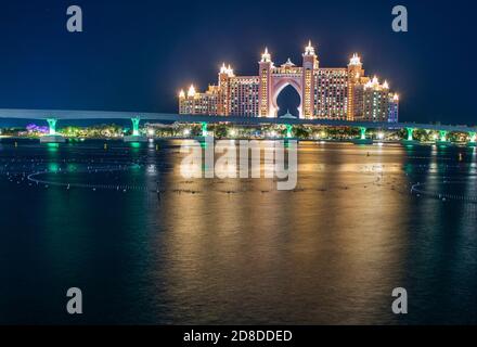 Atlantis, popolare hotel a cinque stelle a Dubai, Emirati Arabi Uniti di notte. La monorotaia che conduce all'hotel può essere vista anche nella foto. All'aperto. Foto Stock