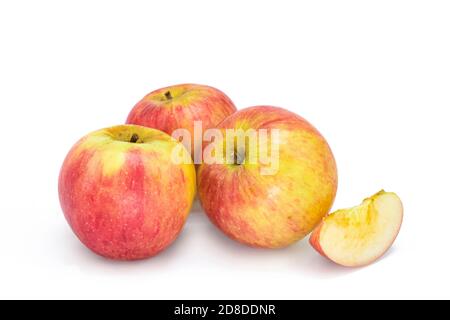 Intero e tagliato ​​apples su fondo bianco isolato Foto Stock