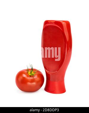 Bottiglia di ketchup e pomodoro su fondo bianco isolato Foto Stock