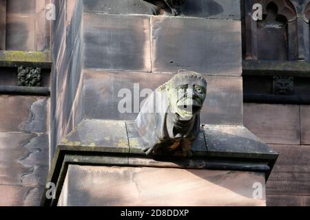 Un gargoyle all'esterno della Cattedrale di Chester, Cheshire, UK. Foto Stock