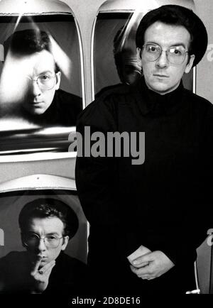 Ritratto del cantante e scrittore Elvis Costello a Londra nel 1983 Foto Stock