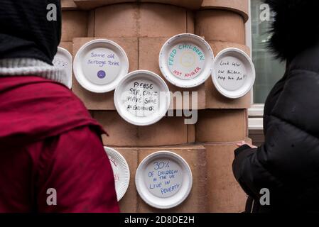 Londra, Regno Unito. 29 ottobre 2020. Le donne prendono parte a una protesta al di fuori del Dipartimento per l'Educazione di Westminster apponendo lastre di carta con messaggi diretti al governo britannico per riconsiderare la loro recente decisione di non fornire pasti scolastici gratuiti fino a Pasqua 2021. La campagna del calciatore Marcus Rashford per fornire pasti scolastici continua a ricevere supporto pubblico e aziendale. Credit: Stephen Chung / Alamy Live News Foto Stock